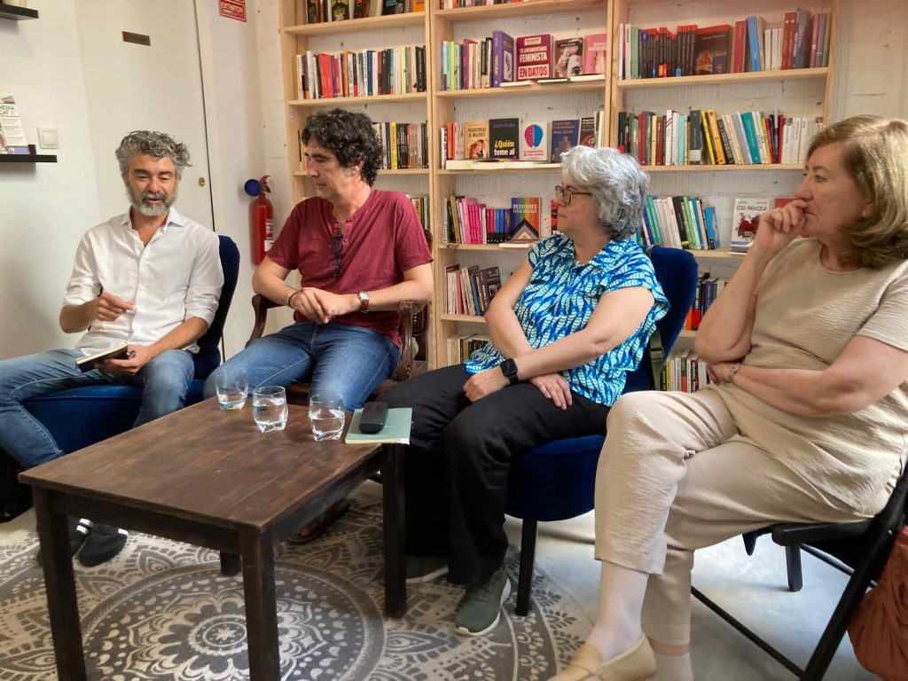 Presentamos ambos poemarios ganadores de la edición del Premio Brines de Poesía 2023 en Arrimada Llibres en Valencia