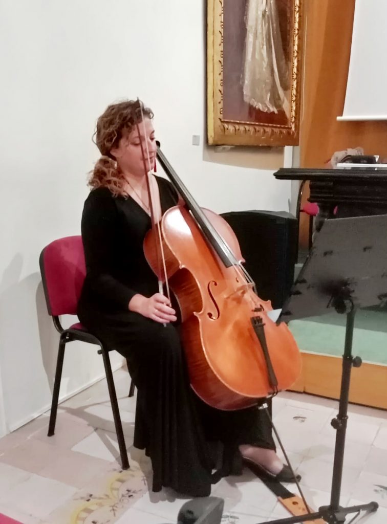 Violonchelista Maria-Pons presentación libro en Alzira "La cendra espargida"