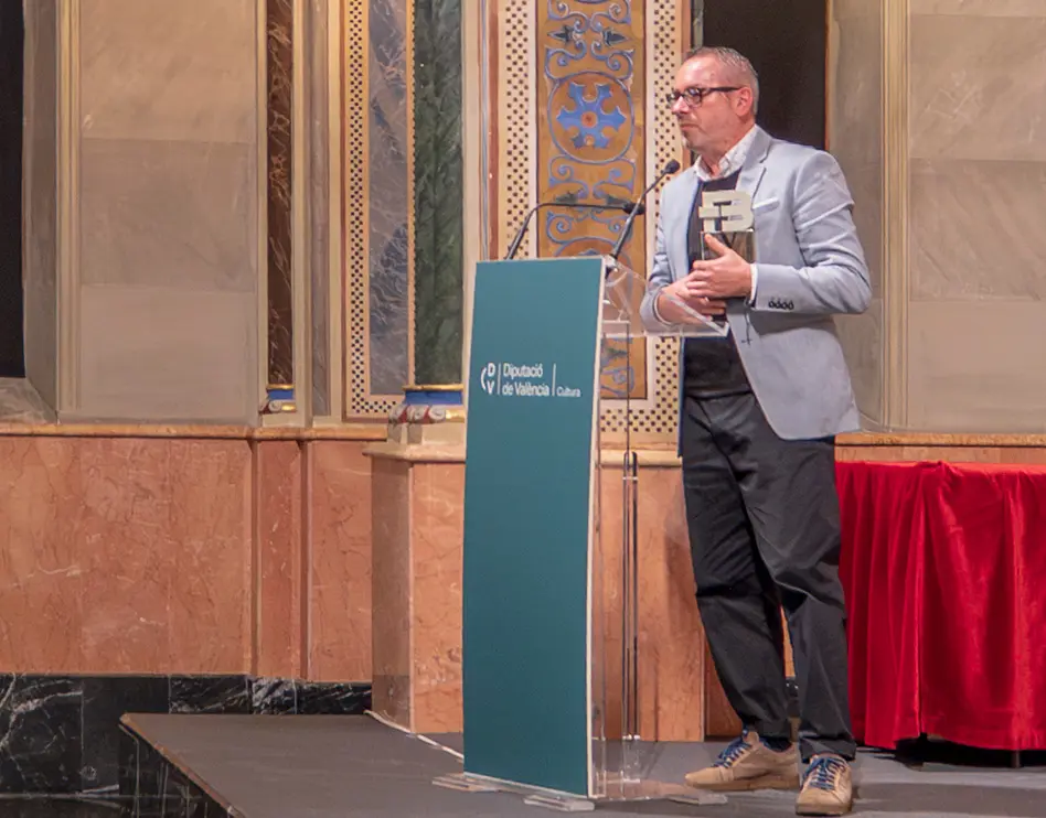 Víctor Filgueira intervé després del lliurament del V Premi de Poesia a Valencià Francisco Brines – Imatge: Vicente Almar