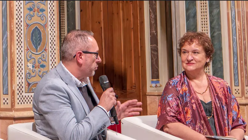 Víctor Filgueira intervé en el col·loqui del V Premi Poesia en Valencià Francisco Brines amb Rosa Mascarell - Imatge: Vicente Almar