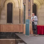 Víctor Filgueira interviene tras la entrega del V Premio de Poesía en Valenciano Francisco Brines