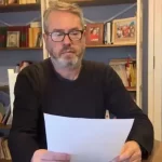 Víctor Filgueira lee a Francisco Brines el poema "Mis tres fauces"