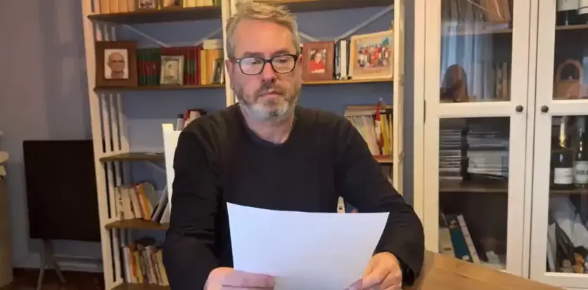 Víctor Filgueira lee a Francisco Brines el poema "Mis tres fauces"