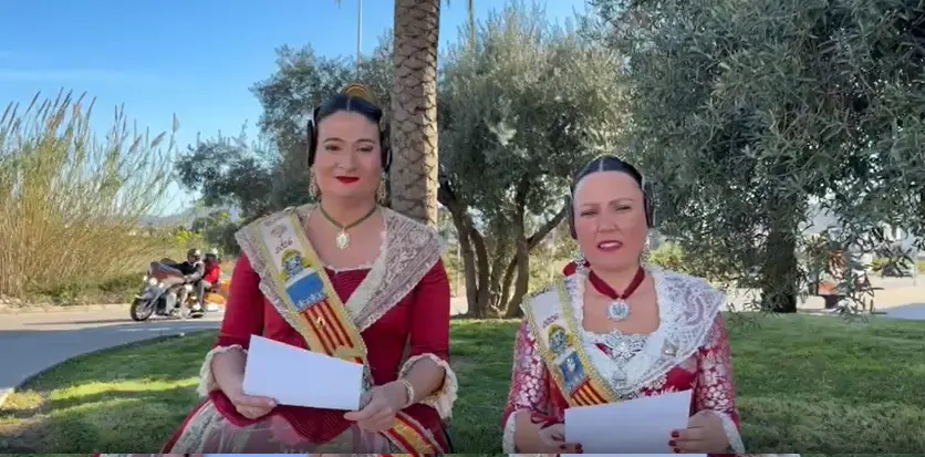 Majo Martínez Morató Fallera Mayor de la Falla Instituto de Oliva y Lola Pellicer Soria Reina del Fuego también de la Falla del Instituto, leen el poema de Francisco Brines "La Espera".