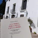 Fachada de Elca, la casa de Francisco Brines y una portada de un libro de poemas.
