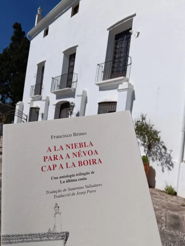 Fachada de Elca, la casa de Francisco Brines y una portada de un libro de poemas.