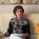 Hanna Bernstein lee de Francisco Brines el poema "El otoño de las rosas"