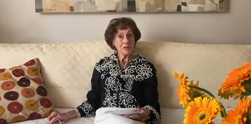 Hanna Bernstein lee de Francisco Brines el poema "El otoño de las rosas"