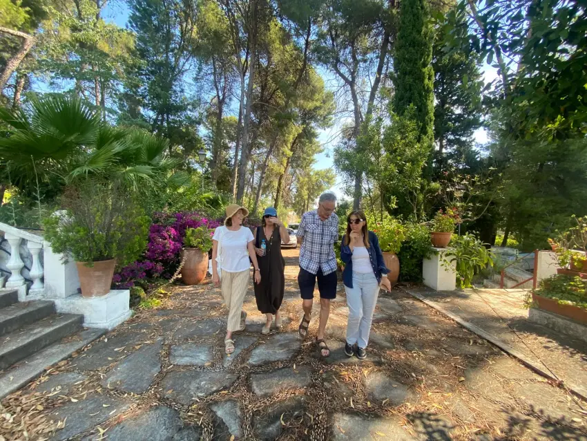 Reunión Grupo Creación Comité asesor de la Fundación Brines en jardín de Elca